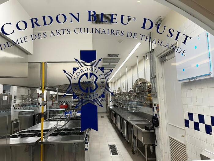 中信科大餐飲管理系主任林綉敏前往泰國藍帶廚藝學校Le Cordon Bleu Dusit Culinary School參觀教學場所。