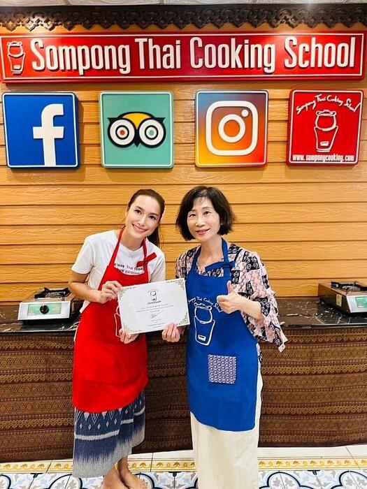 中信科大餐飲管理系主任林綉敏（右）與泰國Sompong Thai Cooking School教師互相交流合作事宜。